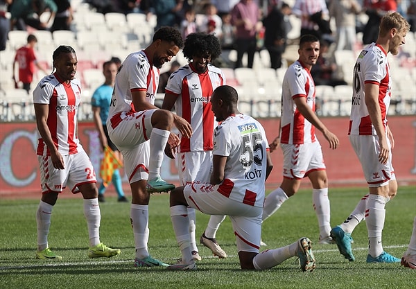 Ancak ikinci yarıya iyi başlayan Sivasspor 49 ve 61. dakikalarda gelen Sundberg golleriyle sahadan 2-1 galip ayrılmayı başardı.