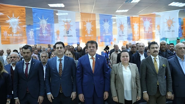 Zeybekçi, Esenyurt Belediye Başkanı Ahmet Özer'in tutuklanması sonrasında yaşananları, "Bekleyin, çamaşırlar bir dökülsün ortaya. Hukukun temel ilkesidir, mahkemeye yansıyan bir mevzuyla ilgili kimsenin konuşmaması lazım" diyerek eleştirdi.