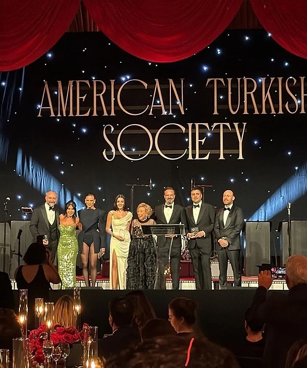 Amerikan Türk Cemiyeti gecesi için New York'a adım atan Hande Erçel ve Serenay Sarıkaya ikilisi hem görünümleriyle hem de ilişki geçmişlerindeki ortaklık dolayısıyla gündeme bomba gibi oturmuştu.