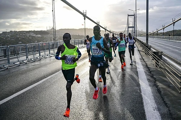 Elit kadınlar kategorisinde ise Bahreynli atlet Ruth Jebet ilk sırada yer aldı. Maratonu 2.24.45'lik derecesiyle tamamlayan Jebet, kadınlar arasında ilk sırada gelen atlet oldu. Etiyopyalı sporculardan Erge Diro 2.33.37'lik dereceyle ikinci, Ayantu Abdi ise 2.33.49'luk derecesiyle üçüncü sırada geldi.