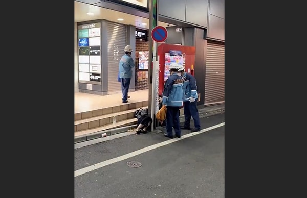 Kimsenin umursamamasına şaşıran Gürer, ambulans çağırdı ve çiftin hastaneye götürülmesini sağladı.