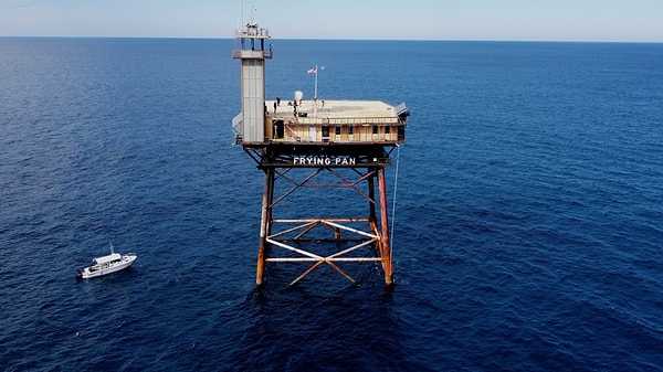 Frying Pan Tower Kuzey Karolina kıyılarından yaklaşık 55 kilometre uzakta, suların ortasında yer alan bir yapı. İlk olarak 1960’larda denizcilerin güvenliği için inşa edilen bu deniz feneri zamanla terkedilmiş bir hale geldi.