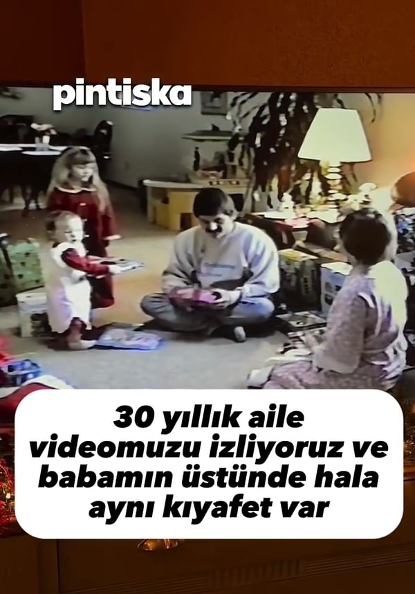 30 yıl öncesinden videolarını izleyen aile o anlarda tesadüfen babalarının üstüne aynı kazağın olduğunu fark edince harika anlar yaşandı.