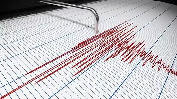 Merkez üssü Ege Denizi olarak belirlenen deprem, yerin 6.45 kilometre derinliğinde meydana geldi.