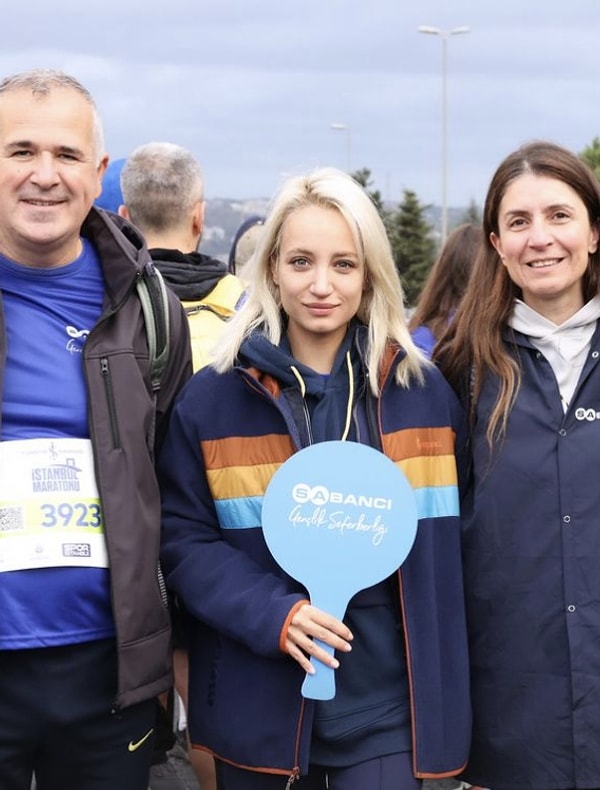 Aşkı dolu dizgin başlayan ikili yine adından bahsettirdi... Bugün düzenlenen 46. İstanbul Maratonu’nda yer alan isimlerden biri olan Melisa Sabancı'nın üzerindekiler ise dikkatli sosyal medya kullanıcılarından kaçmadı!