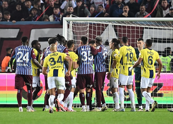 Trabzonspor-Fenerbahçe maçının ardından hakem kararları tartışılmaya devam ediyor. Spor kanallarındaki yorumcuların hedefinde de Oğuzhan Çakır ve VAR hakemleri vardı.