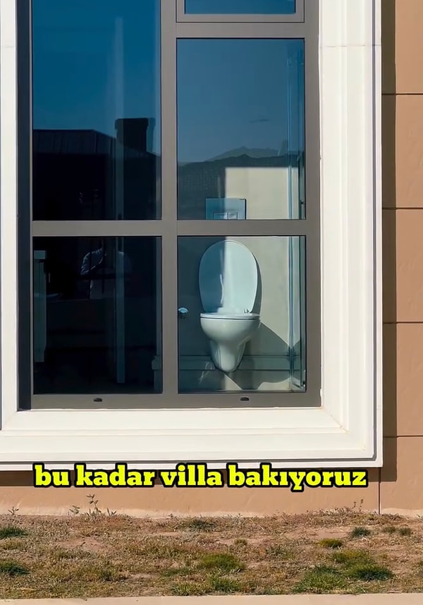 Çünkü gördüğünüz üzere yola doğru bakan bir tuvaleti var.