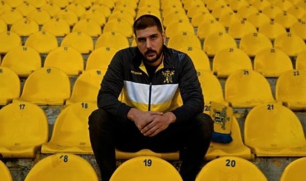 Genç Fenerbahçeliler (GFB) tribün lideri Cem Gölbaşı, sosyal medyada fotoğrafıyla dalga geçen bir kişiyi peruk giydirip tehdit etmişti. Bu olayın ardından harekete geçen emniyet güçleri, Cem Gölbaşı ile birlikte 7 kişiyi gözaltına aldı.