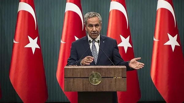 Arınç, "Öcalan bugün DEM grubunda konuşsa yarın bir cumhuriyet savcısı partiye kapatma davası açar" dedi. Öcalan'ın ancak "birinci dereceden" bir yakınının cenazesi için jandarma ordusu ile çıkabileceğini söyledi.