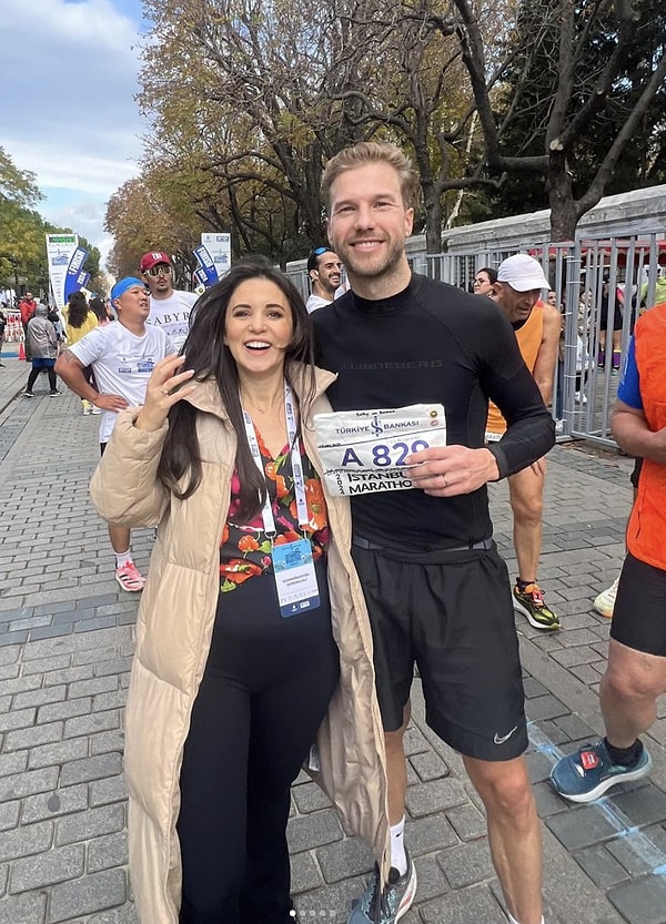 İstanbul Maratonu'nda koşan kocasını desteklemeye giden Karsu, koca bir pankart hazırladı.