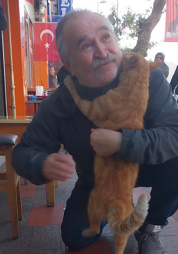 Sarman kedi amcamızın bu iyiliği karşısında ona hemen sarılmıştı.