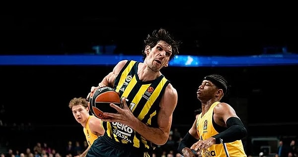 Fenerbahçe Beko da Turkish Airlines EuroLeague 2024-25 sezonu altıncı hafta maçında Maccabi Playtika ile karşılaştı. Maç güvenlik tedbirleri nedeniyle Litvanya'nın Kaunas kentindeki Zalgirio Arena'da oynanmıştı maç.