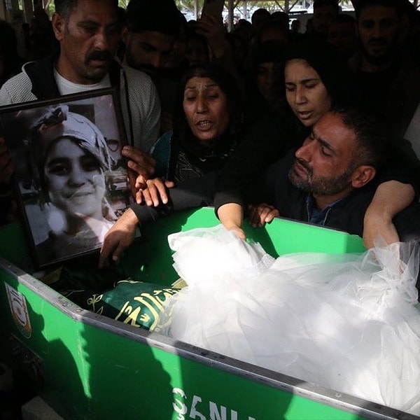 Şanlıurfa Yeni Asri Mezarlığında kılınan cenaze namazının ardından son yolculuğuna uğurlanan küçük kızın tabutunun üzerine konulan gelinlik detayı dikkat çekti.