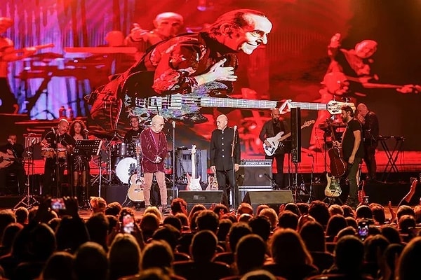 Grubun kıymetli üyeleri Mazhar Alanson ve Fuat Güner ise can dostlarını ne sahnede ne de günlük hayatlarında unuttu. İkili en son verdikleri konserde Özkan Uğur'un anısına ''Güllerin İçinden'' çalıp söyledi.