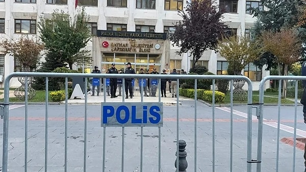 Gelecek haftayı işaret eden Selvi, şunları söyledi: Haftaya bambaşka bir gündemimiz olacak. Bunu laf olsun diye söylemiyorum. Yazımın ilerleyen bölümlerinde paylaşacağım. Tam anlamıyla bir geçiş döneminden geçiyoruz. Siyasette dengeler değişiyor.”