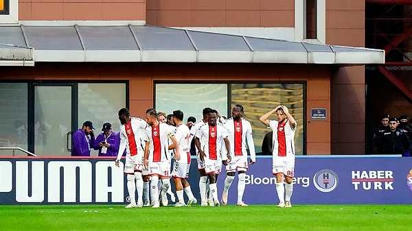 İkinci yarı dört gol bulan Samsunspor sahadan 4-1'lik galibiyetle ayrıldı. Bahis olarak "ilk yarıyı ev sahibi, maçı misafir takım kazandı" ve bu ihtimal her zaman "yüksek oran" olarak tabloya yansıyor.