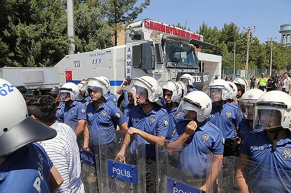 DEM Partili Mardin, Batman ve Halfeti belediyelerine kayyum atanmasının ardından ilk kez konuşan Bahçeli, ''Belediye başkanları hukuki süreçlerin sonuçlanmasını sabırla beklemeli'' dedi.