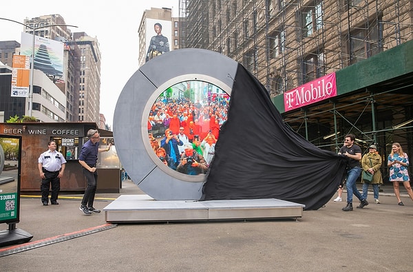 Bazı teknik geliştirmelerin yapılacağı söylenen Portal, bu kez de Philadelphia'nın 'Love Park' isimli parkına taşındı.