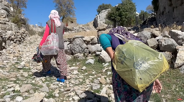 Itchy'e antik tiyatroyu gezdirirken bir yandan da sohbet eden 2 teyzenin kendilerini gayet iyi bir şekilde İngilizce ifade etmesi ise görenleri şaşkına çevirdi.