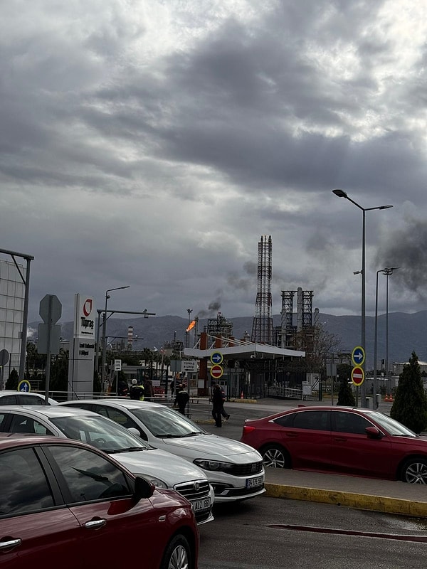 NTV'ye konuşan Kocaeli Büyükşehir Belediye Başkanı Tahir Büyükakın, "TÜPRAŞ içinde planlı bir tatbikat vardı, bilgimiz dahilindeydi tüm kurumlar olarak, olay o tatbikatta yaşanan bir olumsuzluk, şu anda kontrol altında. Şu anda herhangi bir problem yok, yangın kontrol altında, vatandaşımızın endişe edeceği bir durum yok" dedi.