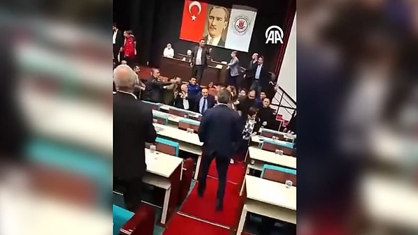 Kağıthane Belediyesi Meclis Toplantısı'nda, Esenyurt Belediye Başkanı Ahmet Özer'in tutuklanarak görevden uzaklaştırılması konusunda çıkan tartışma arbedeye dönüştü, 2 meclis üyesi yaralandı.