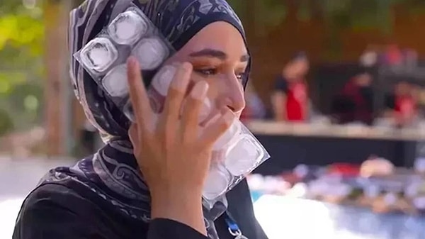 18. MasterChef Türkiye'nin sevilen yarışmacılarından Beyza, dış çekim oyununda talihsiz bir kaza yaşamış ve yüzü kızgın yağla yanmıştı. Somer Şef, Beyza'nın son durumunu ve yarışmaya dönüp dönmeyeceğini açıkladı.