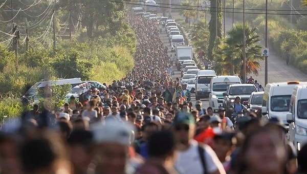 ABD'de yeni başkan göreve başlamadan sınırı geçmek istediklerini dile getiren Honduraslı göçmen Nelson Mejia, Meksikalı yetkililerden kendilerine engel olmamasını istedi. Venezuelalı göçmen Ehison Diaz ise ABD Başkan adayı Donald Trump'ın seçimi kazanma olasılığının yüksel olduğunun belirterek, "Tapachula'yı terk edenlerin çoğu Trump'ın kazanabileceği korkusuyla yola çıktı. Eğer Trump kazanırsa ABD'ye giriş hayallerimiz tümden sona erebilir" dedi.