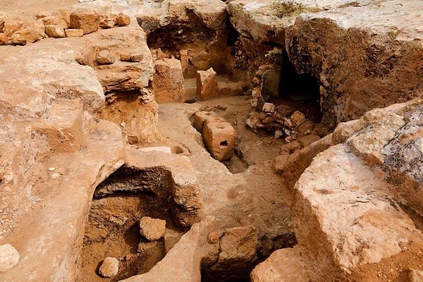 Araştırmacıların düşüncesine göre Romalılar bedenleri gömerken bir Taş Devri mezarını kazara rahatsız etmişti. Durumu örtbas etmek için kalıntıların  üzerine kafatası ve kemik iğnesi eklediler.