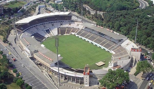 Beşiktaş taraftarlarının tutkusunu yansıtan İnönü Stadyumu'nun olduğu yerde bir zamanlar Dolmabahçe Sarayı Has Ahırları bulunuyordu.