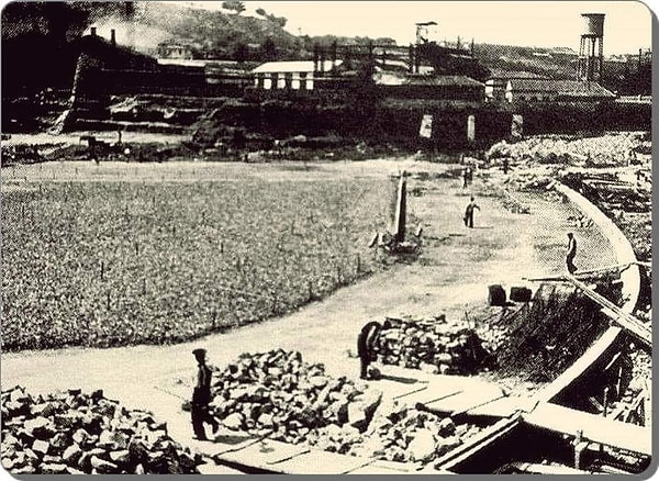 1939 yılında Beşiktaş’ın yeni bir simgesi doğması için ilk adımlar atıldı ve Dolmabahçe Sarayı Has Ahırları yıkıldı. İnönü Stadyumu için hazırlıklar başladı. 1947 yılında İstanbul’un kalbi olan Beşiktaş’ta 20. yüzyılın en önemli spor komplekslerinden biri olan İnönü Stadyumu resmen açıldı.