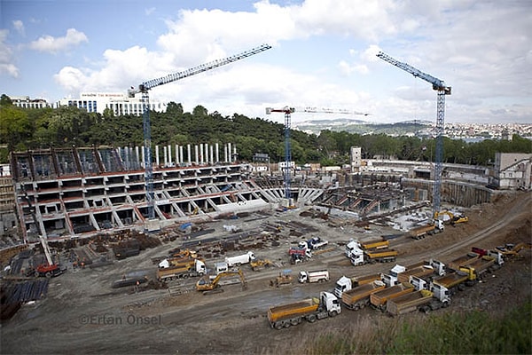 2013 yılında stadyumun modernize edilmesi için yıkım kararı alındı ve aynı yere yeni bir yapı inşa edilmek üzere çalışmalar başladı. 2016 yılında Beşiktaş JK’nin futbol takımının maçlarını oynadığı modern Beşiktaş Stadyumu olarak yeniden hayat buldu.