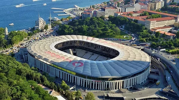 Beşiktaş’a adım attığınızda bu tarihi stadyumun köklerine bakarak şehrin yıllar içinde geçirdiği devasa değişimlere şahit olabilirsiniz. Dolmabahçe Sarayı Has Ahırları’ndan, kırtasiye deposuna ve nihayetinde Beşiktaş’ın efsane stadyumuna… Sizce de ilgi çekici bir hikaye değil mi?