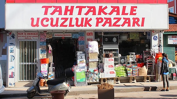 Tahtakale isminin kökeni tarihi bir ticaret kültürüne dayanıyor ve Bizans ve Osmanlı İmparatorlukları’na kadar uzanıyor. Gelin, bugün çoğunlukla "ucuzluk pazarları" veya "her şeyin bulunduğu dükkanlar" olarak tanınan Tahtakale isminin arkasındaki tarihsel bağlarını birlikte keşfedelim: