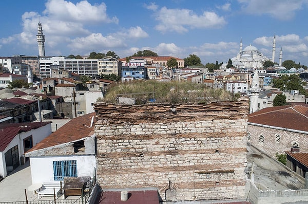 Tahtakale isminin kökenine bakıldığında Arapçadaki "Taht-al Kal’a" ifadesinin önemli bir yeri olduğunu görüyoruz. Arapça’da "taht" kelimesi “alt” veya "altında" anlamına gelirken, "kal’a" kelimesi de "kale" demek. Yani, Taht-al Kal’a ifadesi aslında "kale altı" veya "kale çevresi" gibi bir anlama gelir.