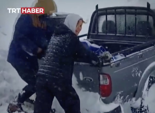 Yolun kar yağışının etkisi altına giren Artvin'de kara saplanan turistler aynı anda birkaç mevsimi birden yaşadıklarını söyledi.