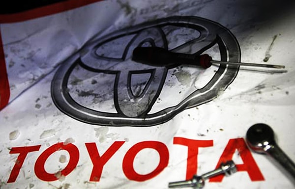 Ayrıca Toyota'nın, ABD hükümetine 1,2 milyar dolar ceza ödemesine ve toplu davalarda 1,1 milyar dolar daha tazminat ödemesine neden oldu. Ama gerçekten bu kazaların sebebi neydi? Toyota’nın hatası mıydı yoksa daha derin bir sorun mu vardı?