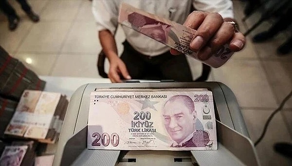 Kayseri'de bilmeden aldıkları sahte 200 lira iki kişinin başını yaktı. Bir alışveriş merkezinden şeker ve su alan iki kişiye mahkemede hapis cezası çıktı. Mahkeme iki kişinin "sahteliğini bilmeden kabul ettiği parayı sahte olduğunu bilerek tedavüle koymak" suçunu işlediklerine hükmetti. İki kişi ise savunmalarında suçlamaları reddetti. Verilen hapis cezası ise 1 yıl 8 ay.