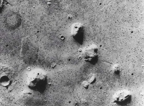 Pareidolia, sadece insan yüzleriyle sınırlı değildir. Örneğin 2023’te Mars yüzeyinde bir ayıcık figürü fark edenler oldu. Bir başka örnekte ise Mars’ın yüzeyinde bir köpekbalığı yüzgeci veya yengeç pençesi gibi görünen taşlar bulundu.