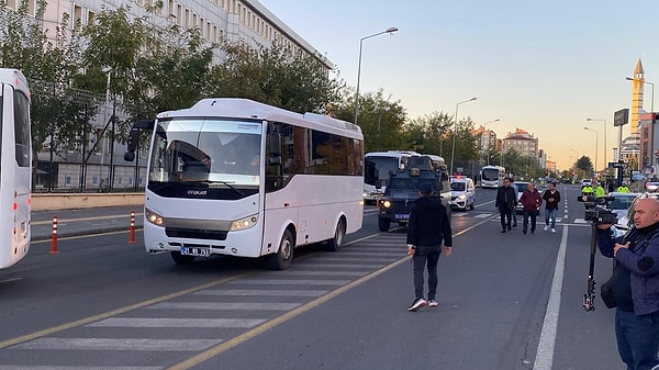 Tutuklu 4 sanık, "İştirak halinde çocuğa karşı kasten öldürme" suçundan ağırlaştırılmış müebbet hapis cezası yargılanmaları için Diyarbakır 8. Ağır Ceza Mahkemesine getirildi.