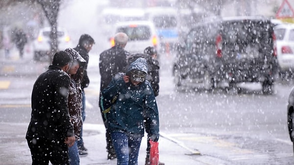 Havaların soğumasıyla birlikte akıllarda tek bir soru var. İstanbul'a kar yağacak mı? İşte bu soruya  yanıt geldi.