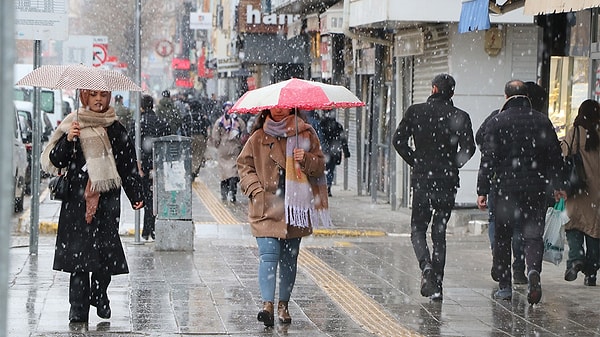 Bu yıl kış aylarının karlı ve yağışlı geçeceğine dikkat çeken Dr. Güven Özdemir, “Kutup girdabı (Polar vortex) olarak bilinen sistemin zayıflaması, kışın soğuk ve karlı geçmesine yol açacaktır. Kutupsal jet akımının hızının azalması, yani bu akımın bozulması, kutup bölgelerindeki soğuk havanın güneye, yani bölgemize inmesine neden olacak. Özetle bu yıl kış mevsiminin Doğu Avrupa ve ülkemizde, eski yıllardaki gibi olmasa da soğuk, yağışlı ve karlı geçme olasılığı yüksek görünüyor” dedi.