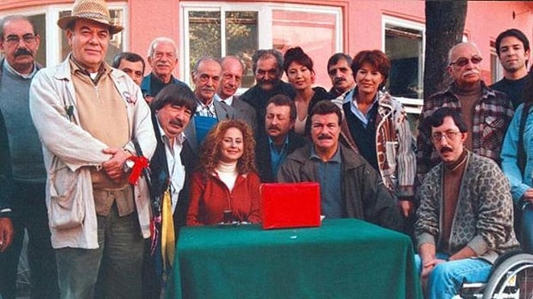 1992-2002 yılları arasında yayınlanan Mahallenin Muhtarları dizisini hepiniz hatırlıyorsunuzdur.