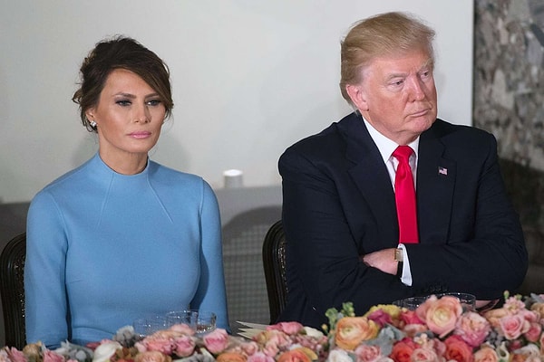 Slovenya doğumlu 54 yaşındaki Melania Trump, aslında eski bir manken. ABD’nin 6. First Lady’si Lisa Adams’tan sonra ikinci göçmen First Lady’si olan Melania Trump, sık sık komplo teorileriyle gündeme geliyor.