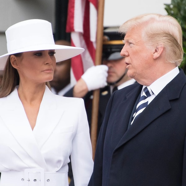 Donald Trump’ın yanında zorla tutulduğu, boşanamadığı iddialar arasında yer alıyor. Öyle ki Melania Trump’ın zaman zaman Donald Trump’a olan öfkesi kameralar tarafından kaydedilmişti.