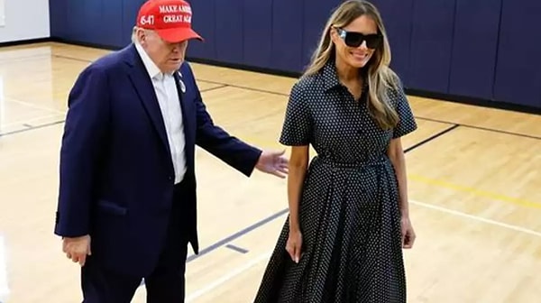 Melania, Christian Dior imzalı elbisesi, siyah topuklu ayakkabı ve siyah gözlükleriyle seçim günü görüntülendi. Sosyal medya kullanıcıları bu fotoğrafların ardından gerçek Melania olmadığını ve dublörünün olduğunu iddia etti.