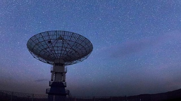 ELF antenler, adından da anlaşılacağı üzere "aşırı düşük frekanslı" sinyalleri iletebiliyor. Bu sinyaller, geleneksel radyo dalgalarının aksine binlerce kilometre genişliğinde bir dalga boyuna sahip.