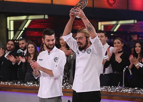 12. Kerem Giritlioğlu MasterChef'in ilk sezonunda Uğur Kardaş'la girdiği kıyasıya mücadele sonucu ikinci olmuştu. "Düşman kardeşler" olarak nam salan ikili tüm sezon boyunca izleyenleri heyecanlandırmıştı. MasterChef yarışmacılarının pek çoğu gibi Kerem de kendine ait bir restoran açmıştı. Kısa sürede büyük ilgi gören restoranıyla ilgili Kerem'den itiraf geldi. Restoranındaki fiyatlandırma ve porsiyonlarla ilgili konuşan Kerem bakalım neler söylemiş?