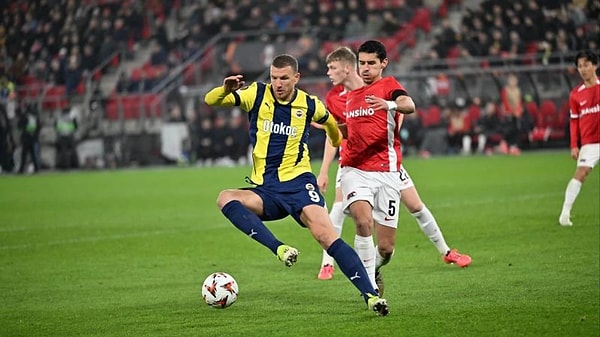 Fenerbahçe'nin AZ Alkmaar'a 3-1 mağlup olduğu karşılaşma sonrası eleştiri okları oyunculara, teknik ekibe ve yönetime çevrildi. Fenerbahçeli taraftarlar sosyal medyadan çok ağır tepkiler gösterdi.