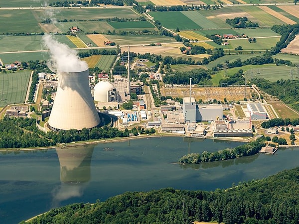 Halk, nükleer enerjinin potansiyel tehlikelerine dair giderek artan bir bilinç geliştirdi. 1975 ve 1979’da düzenlenen geniş çaplı protestolar, Almanya halkının nükleer enerjiye olan güven eksikliğini daha da belirgin hale getirdi.