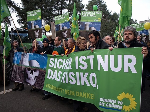 Çernobil felaketi ise bu korkuları katbekat artırarak Yeşiller Partisi’nin nükleer enerjiyi sonlandırma çağrısına büyük destek getirdi.